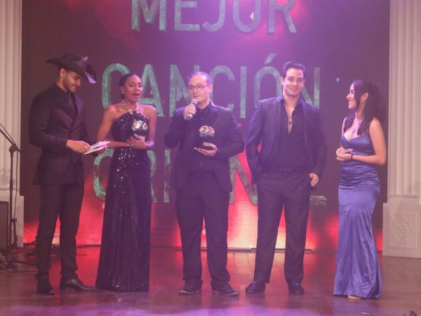 Miroslava Morales, segunda a la izquierda, intérprete de Novilunio’, y en el centro, el músico Heriberto Pinzón, entre otras personalidades, durante la entrega del reconocimiento como Mejor Canción, en los Premios Escena 2025. (Foto, cortesía).