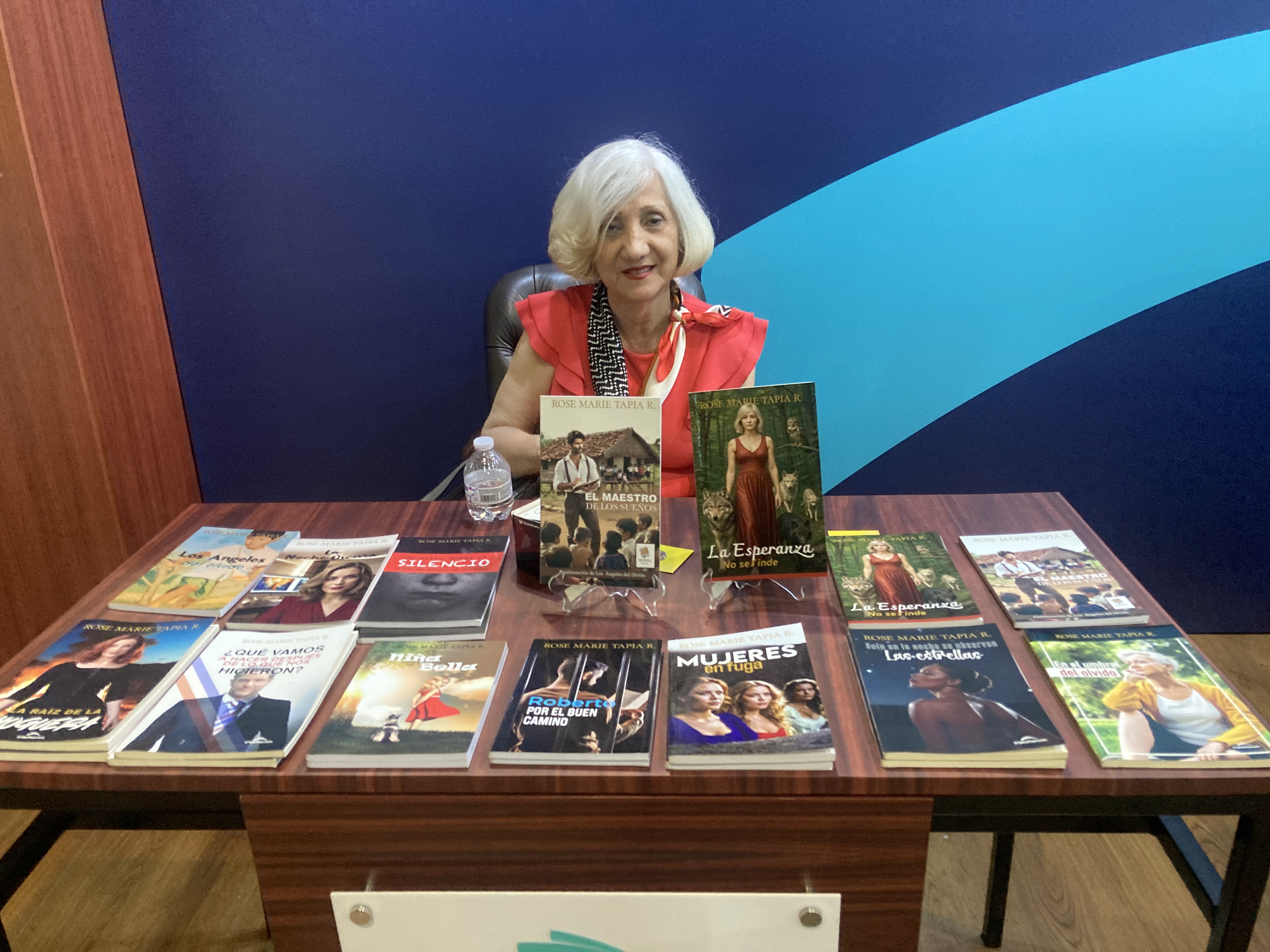 Rose Marie Tapia y sus libros, estand #50 de la FIL Panamá 2025