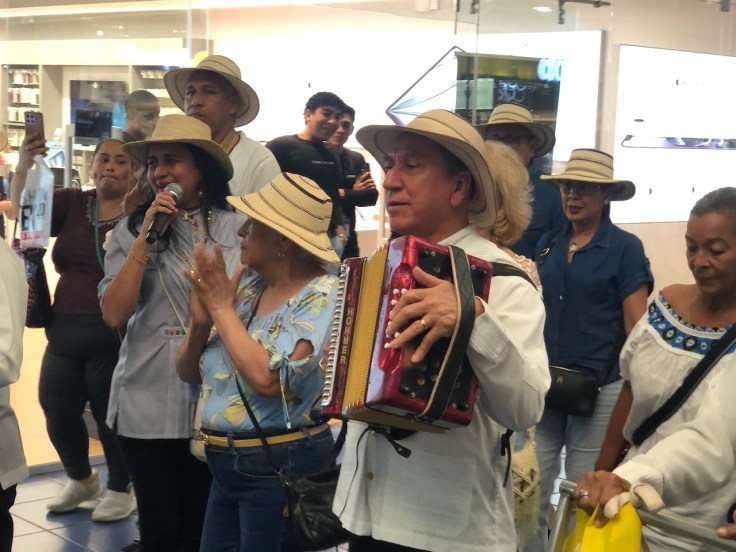 Celebración del 10 de noviembre en centro comercial Albrook, con  música de Ormelis&nbsp;Cortez