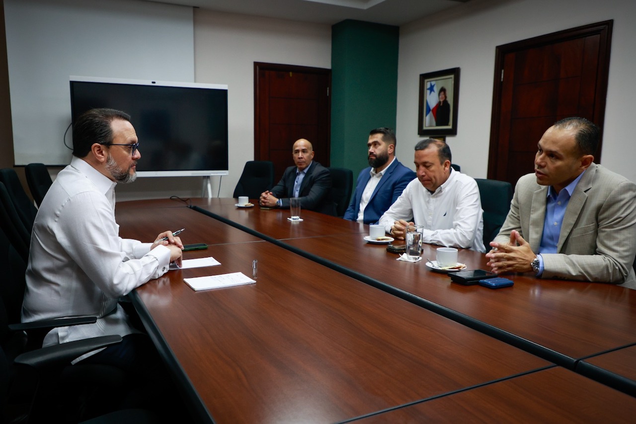 Representantes de empresas, sectores automotriz, gas y energía para rompeolas, presentaron tres proyectos al&nbsp;MICI