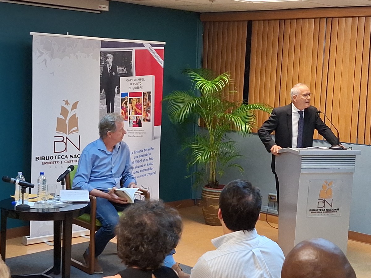 Libro de Álvaro Sarmiento Meneses retrató labor del entrenador de fútbol Gary Stempel en&nbsp;Panamá